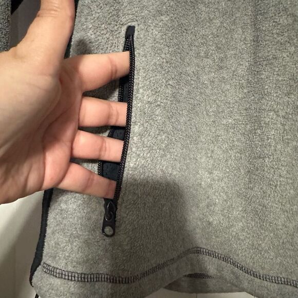 Gap boys sweater , 2 front zip pockets, 3/4 front zip, Black/grey - Picture 2 of 6